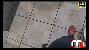 Casada escapa para o banheiro com lavador de carro enquanto corno espera completo no red