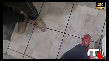 Casada escapa para o banheiro com lavador de carro enquanto corno espera completo no red