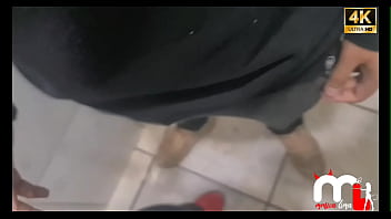 Casada escapa para o banheiro com lavador de carro enquanto corno espera completo no red