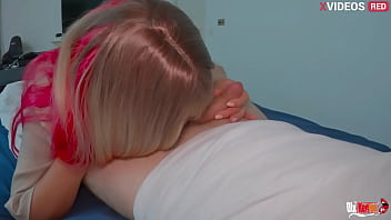 Madrastra e hijastro tienen sexo por la mañana y el hijastro se corre en su café