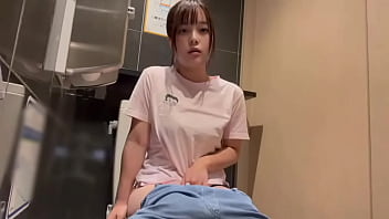 ト◯レで男性におちんちんで突かれてる想像しながらオナニーしてたら気持ちよすぎました…