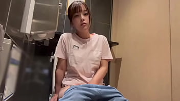 ト◯レで男性におちんちんで突かれてる想像しながらオナニーしてたら気持ちよすぎました…