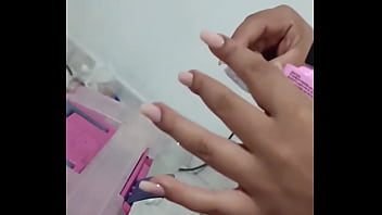 No me gusta que mi esposo me ponga el pene cuando me estoy haciendo las uñas