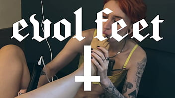 I need you to worship my feet and pussy