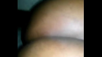 Preta sentando no pau