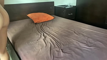 El gordo cochino de mi padrastro me presiona con su gran barriga para destrozarme el culo despues de ponerse caliente mirando como bailo