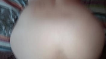 Mi amigo me coge super duro en mi cama a 4 patas