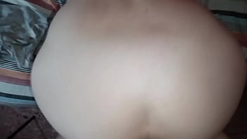 Mi amigo me coge super duro en mi cama a 4 patas