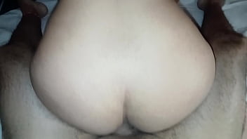 Lleve a un desconocido a casa de un amigo y monte su polla hasta que se corrio anal