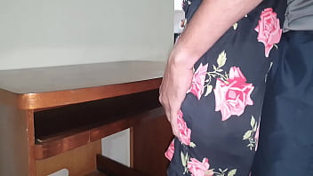 A ruivinha gosta de levantar a saia pra eu meter meu pau na sua buceta apertada