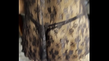 Minha amiga veio cozinhar pra mim aqui em casa so de langeri fio dental