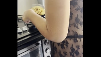 Minha amiga veio cozinhar pra mim aqui em casa so de langeri fio dental