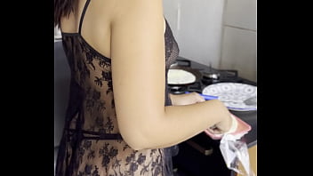Minha amiga veio cozinhar pra mim aqui em casa so de langeri fio dental Minha amiga veio cozinhar pra mim aqui em casa so de langeri fio dental