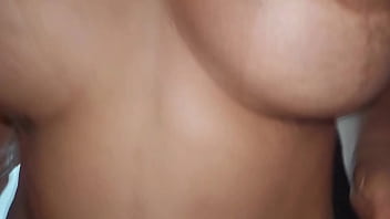 Puta culona con unas enormes tetas le encanta mamar guebo y follar duro