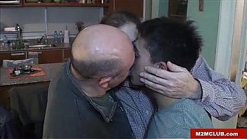 Osos Maduros Se Cogen A Un Pibe Joven thumbnail