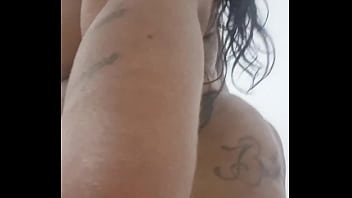 Marido sai e a esposa se exibe na internet