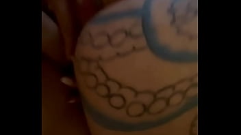 Me corro encima de mi vecino despues de ponerle el condon con la boca