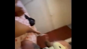 Me corro encima de mi vecino despues de ponerle el condon con la boca