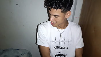 Llego y miro el culo de mi madrastra y no me aguanto y me la follo rico mientras estamos solo en casa