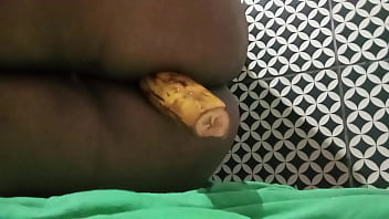 Tomando banana no rabo