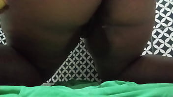 Tomando banana no rabo