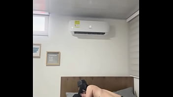 Le doy una buena compañia a mi hermanastro hasta cabalgar en su rica polla