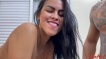 Morena gulosa não despediça nada e engole toda a pporra depois de ser fodida de quatro