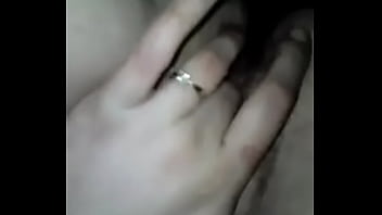 Putita joven juega con su xoxo mojadido