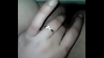 Putita joven juega con su xoxo mojadido