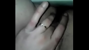 Putita joven juega con su xoxo mojadido