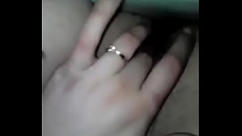 Putita joven juega con su xoxo mojadido