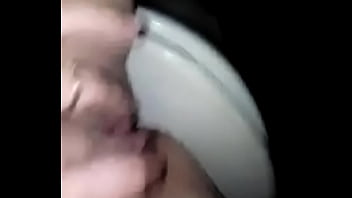 Putita joven juega con su xoxo mojadido