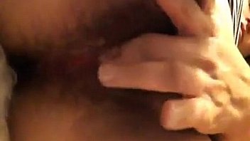 Mujer se mete el dedo en primer plano