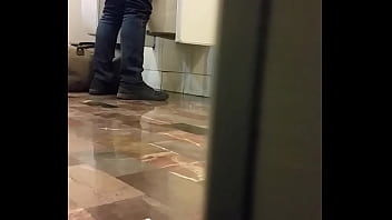 Chaqueta En Baños Públicos De Sanborns Acoxpa Cdmx thumbnail