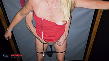 Loira casada fez a festa no swing com dotados e o marido fica olhando de pau duro