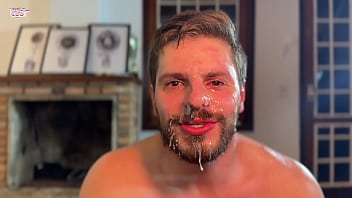 Marido perde aposta e dá pra amigos do futebol na frente da esposa gangbang homens fodem marido na frente da esposa gang casal luar