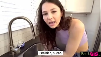 Mi hermanastra se quedó atrapada haciendo los oficios y la termino ayudando con mi verga sub español ver completo