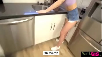 Mi hermanastra se quedó atrapada haciendo los oficios y la termino ayudando con mi verga sub español ver completo