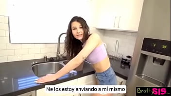 Mi hermanastra se quedó atrapada haciendo los oficios y la termino ayudando con mi verga sub español ver completo