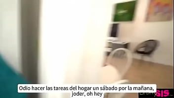 Mi hermanastra se quedó atrapada haciendo los oficios y la termino ayudando con mi verga sub español ver completo