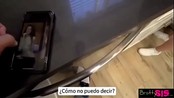 Mi hermanastra se quedó atrapada haciendo los oficios y la termino ayudando con mi verga sub español ver completo