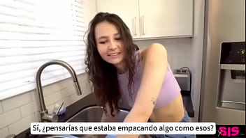 Mi hermanastra se quedó atrapada haciendo los oficios y la termino ayudando con mi verga sub español ver completo