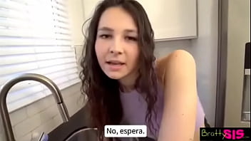 Mi hermanastra se quedó atrapada haciendo los oficios y la termino ayudando con mi verga sub español ver completo