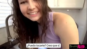 Mi hermanastra se quedó atrapada haciendo los oficios y la termino ayudando con mi verga sub español ver completo