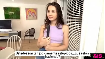 Mi hermanastra se quedó atrapada haciendo los oficios y la termino ayudando con mi verga sub español ver completo