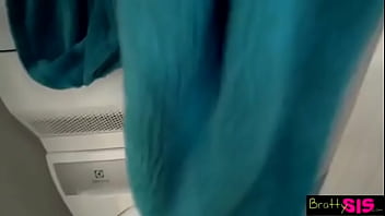 Mi hermanastra se quedó atrapada haciendo los oficios y la termino ayudando con mi verga sub español ver completo