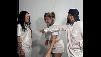 Alunos fodem na sala de aula na hora do recreio com novinha que tinha completado 18 anos