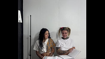 Alunos fodem na sala de aula na hora do recreio com novinha que tinha completado 18 anos