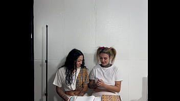 Alunos fodem na sala de aula na hora do recreio com novinha que tinha completado 18 anos