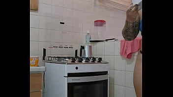 Minha melhor amiga fica muito a vontade na minha casa acho que ela que dá pro meu marido